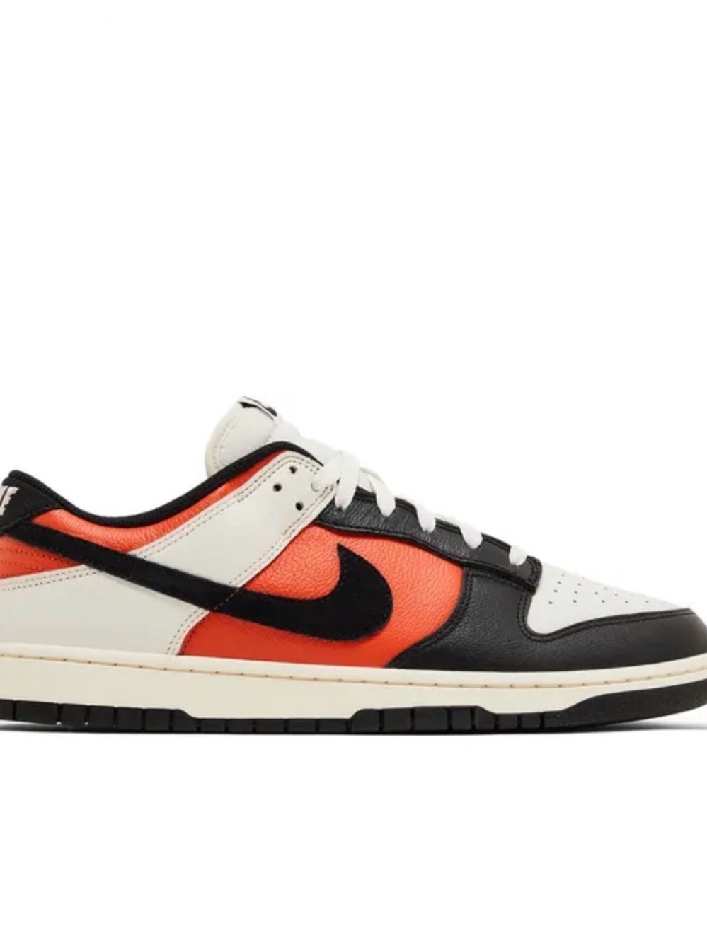Nike Low Dunk Vintage coral Sneaker in White, Black & Orange